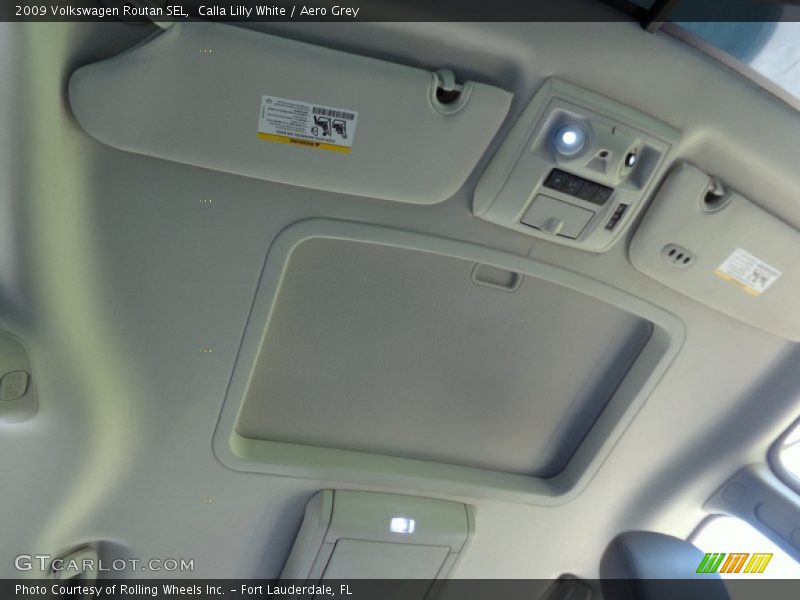 Calla Lilly White / Aero Grey 2009 Volkswagen Routan SEL