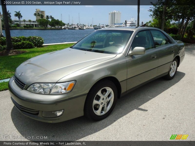 Front 3/4 View of 2000 ES 300 Sedan