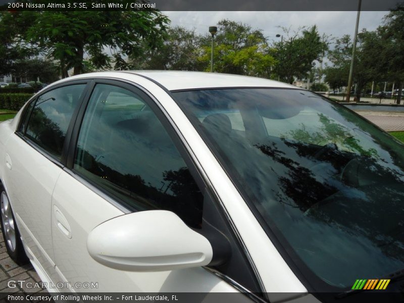 Satin White / Charcoal 2004 Nissan Altima 3.5 SE