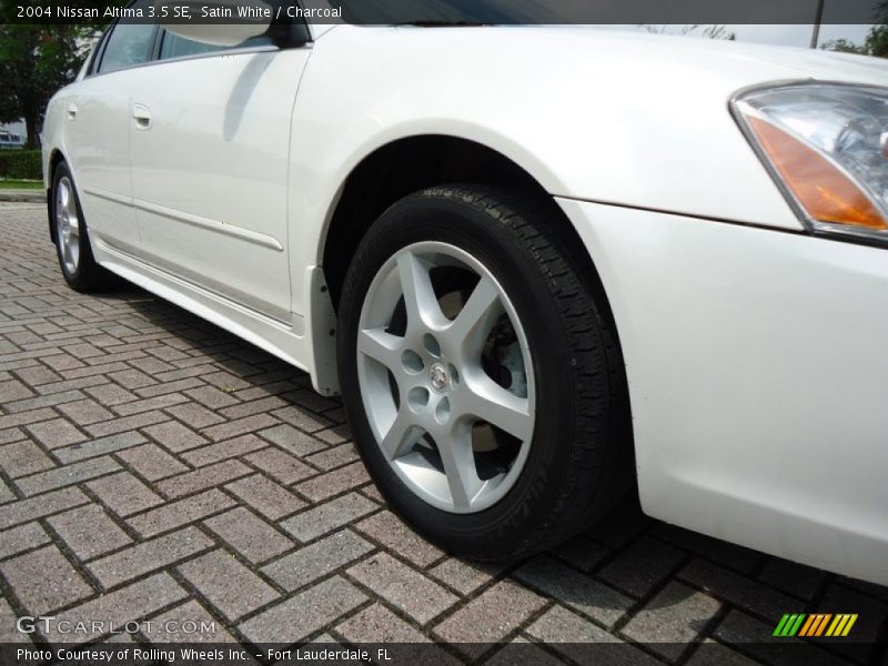 Satin White / Charcoal 2004 Nissan Altima 3.5 SE