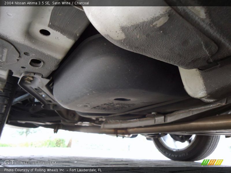 Satin White / Charcoal 2004 Nissan Altima 3.5 SE