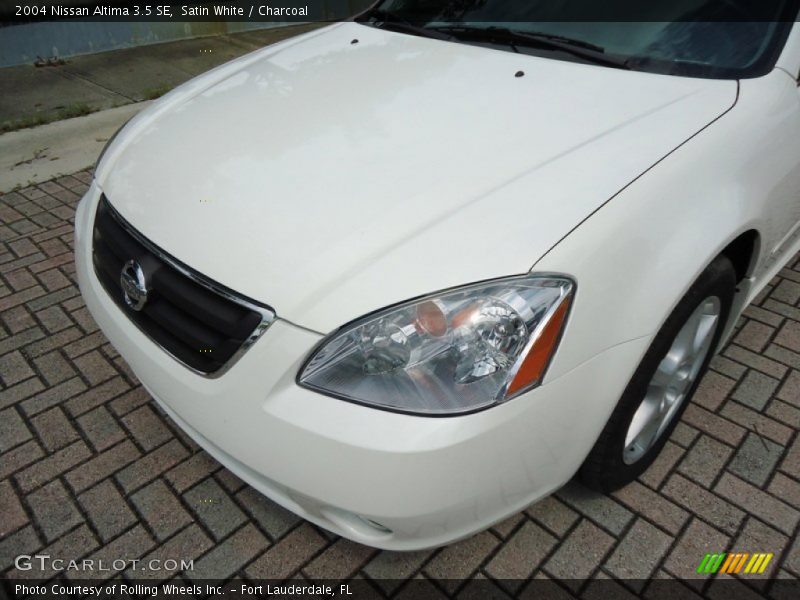 Satin White / Charcoal 2004 Nissan Altima 3.5 SE