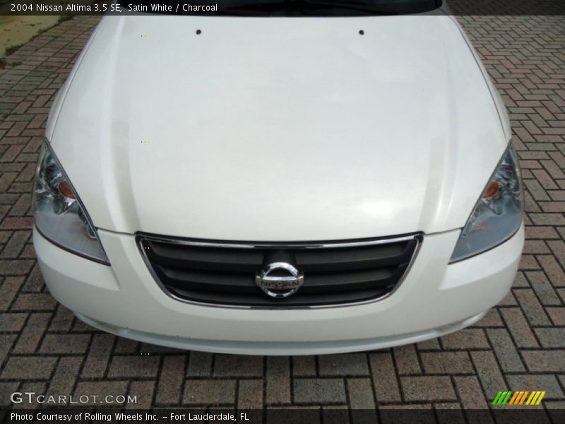 Satin White / Charcoal 2004 Nissan Altima 3.5 SE