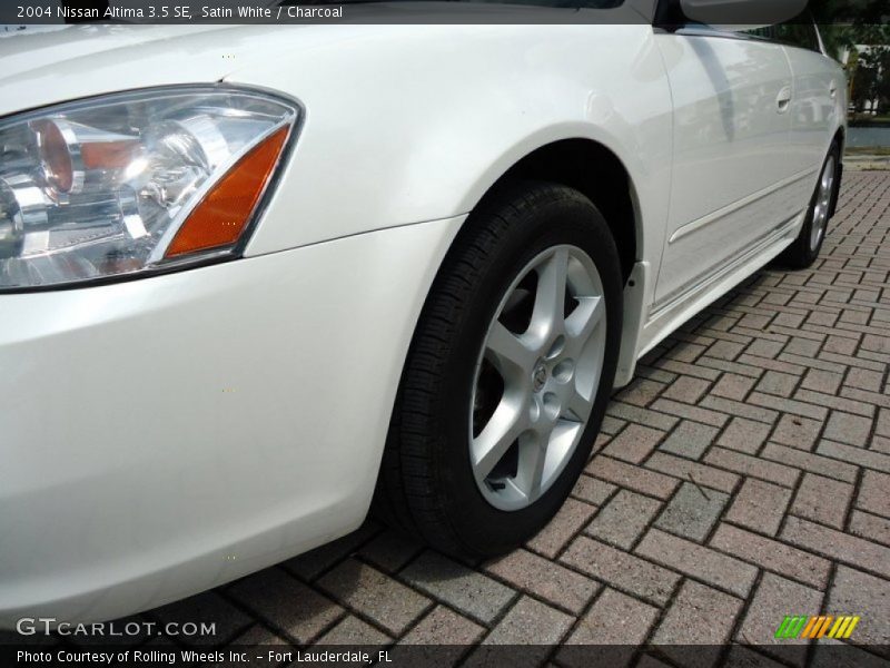 Satin White / Charcoal 2004 Nissan Altima 3.5 SE