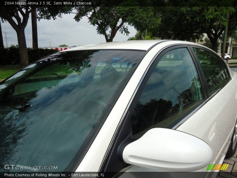 Satin White / Charcoal 2004 Nissan Altima 3.5 SE