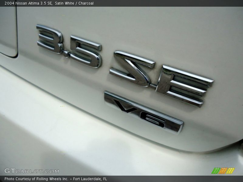 Satin White / Charcoal 2004 Nissan Altima 3.5 SE