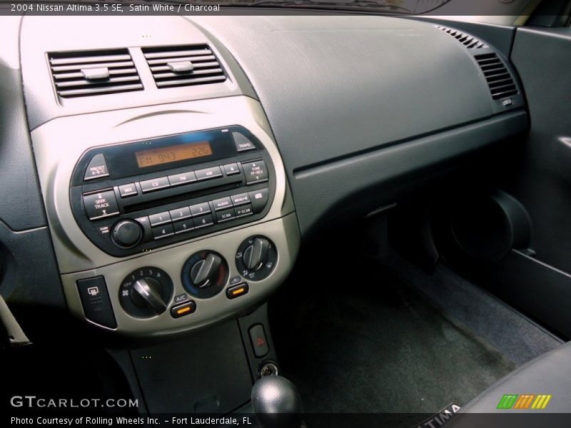 Satin White / Charcoal 2004 Nissan Altima 3.5 SE