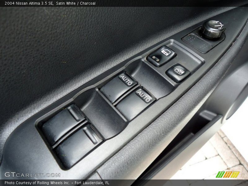 Satin White / Charcoal 2004 Nissan Altima 3.5 SE