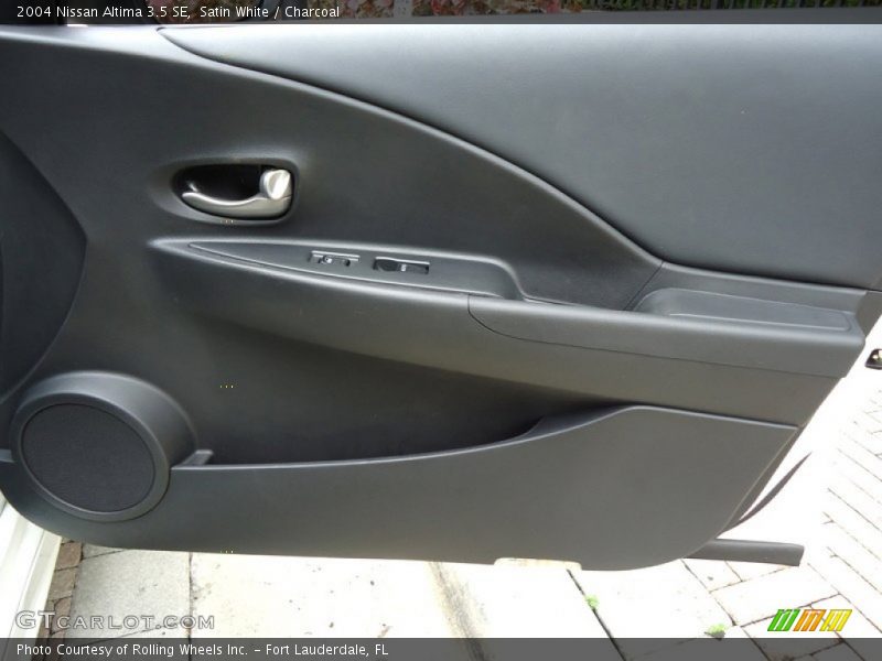 Satin White / Charcoal 2004 Nissan Altima 3.5 SE