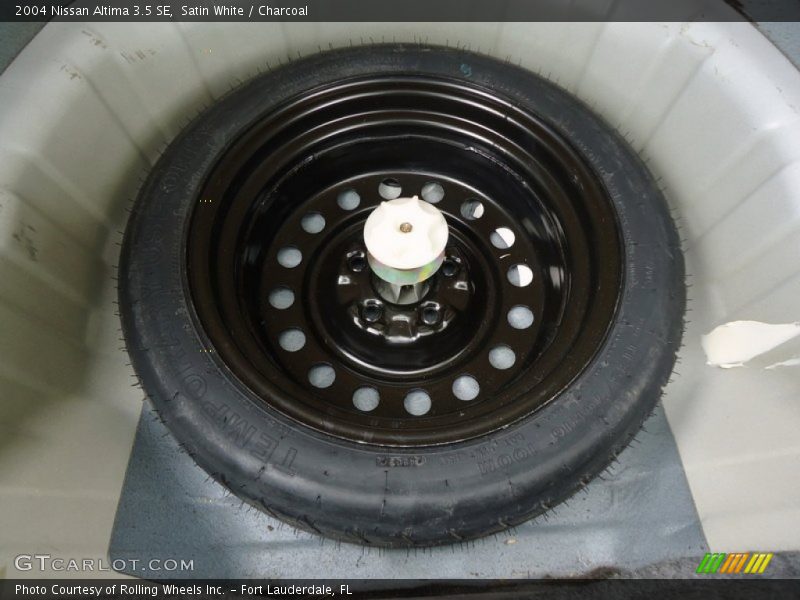Satin White / Charcoal 2004 Nissan Altima 3.5 SE