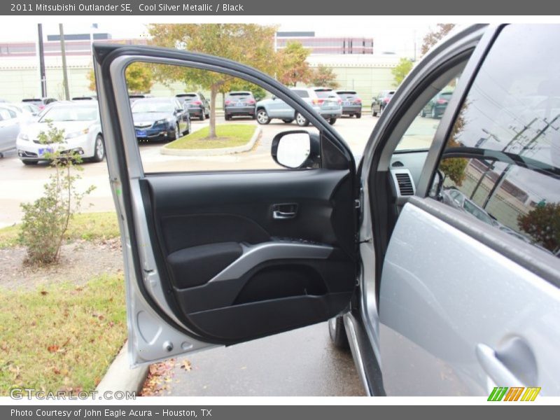 Cool Silver Metallic / Black 2011 Mitsubishi Outlander SE
