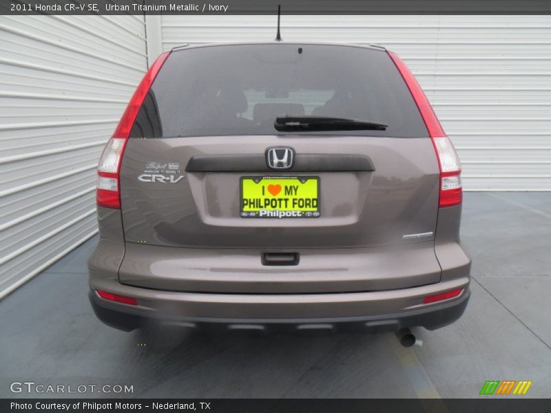 Urban Titanium Metallic / Ivory 2011 Honda CR-V SE