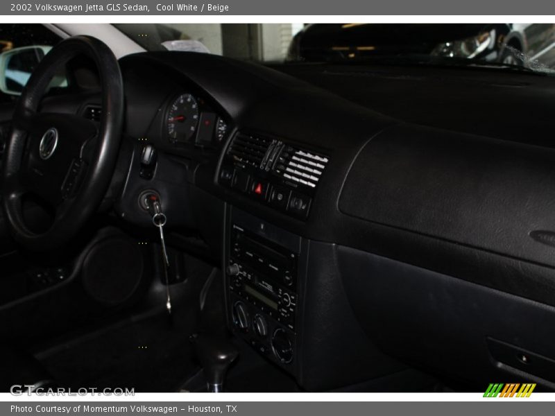 Cool White / Beige 2002 Volkswagen Jetta GLS Sedan