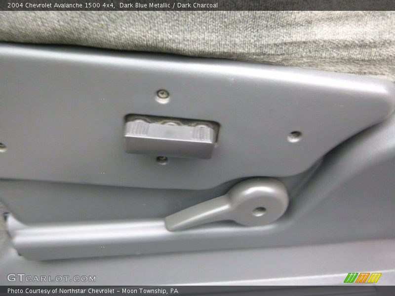 Dark Blue Metallic / Dark Charcoal 2004 Chevrolet Avalanche 1500 4x4