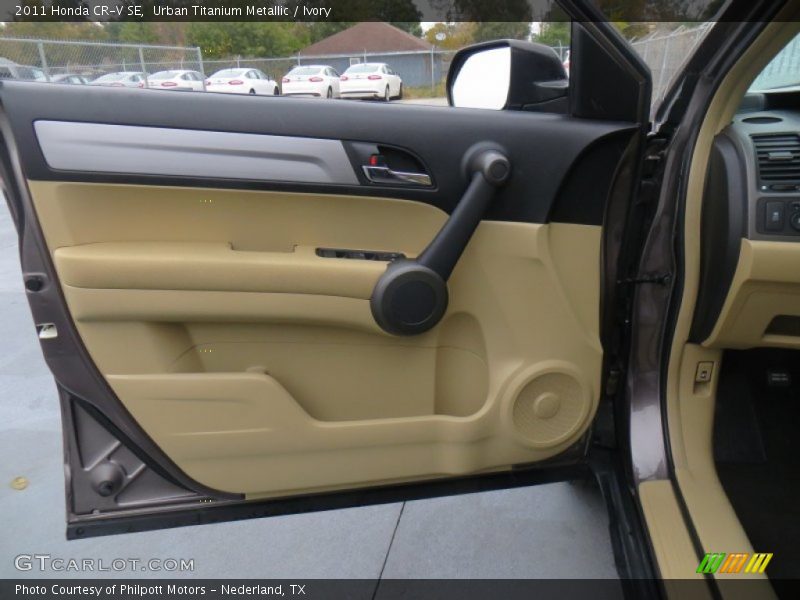 Urban Titanium Metallic / Ivory 2011 Honda CR-V SE