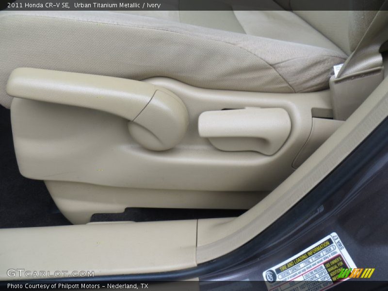 Urban Titanium Metallic / Ivory 2011 Honda CR-V SE