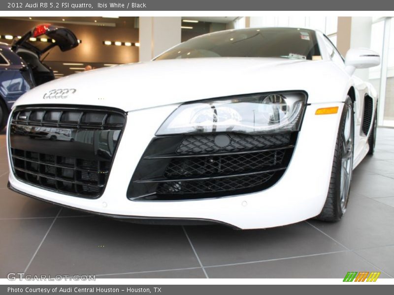 Ibis White / Black 2012 Audi R8 5.2 FSI quattro