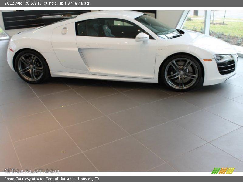 Ibis White / Black 2012 Audi R8 5.2 FSI quattro
