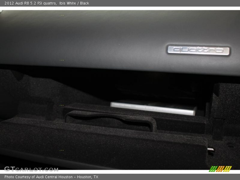 Ibis White / Black 2012 Audi R8 5.2 FSI quattro