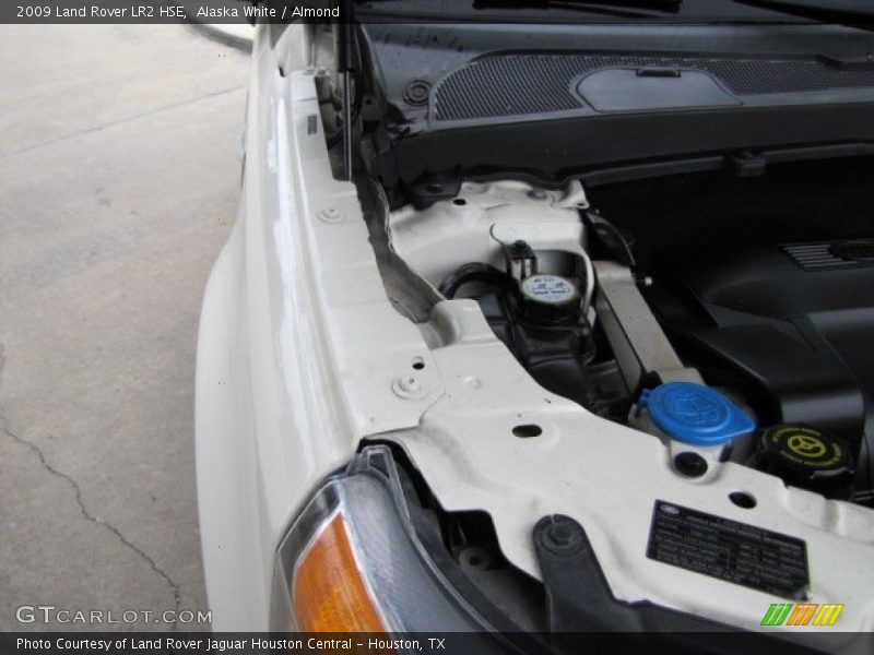 Alaska White / Almond 2009 Land Rover LR2 HSE