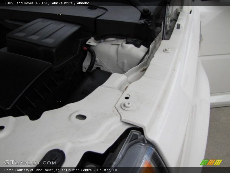 Alaska White / Almond 2009 Land Rover LR2 HSE