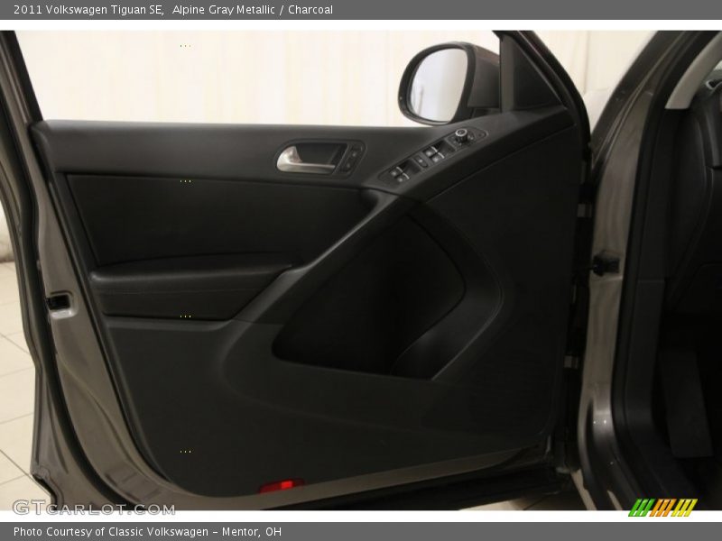 Alpine Gray Metallic / Charcoal 2011 Volkswagen Tiguan SE