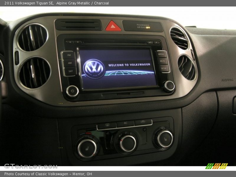 Alpine Gray Metallic / Charcoal 2011 Volkswagen Tiguan SE