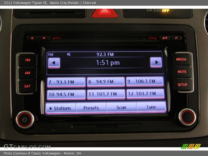 Alpine Gray Metallic / Charcoal 2011 Volkswagen Tiguan SE