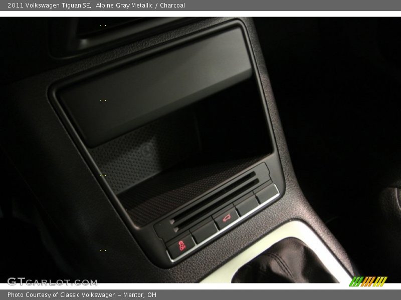 Alpine Gray Metallic / Charcoal 2011 Volkswagen Tiguan SE
