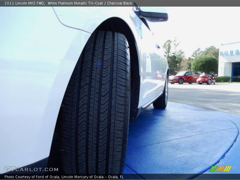 White Platinum Metallic Tri-Coat / Charcoal Black 2011 Lincoln MKS FWD