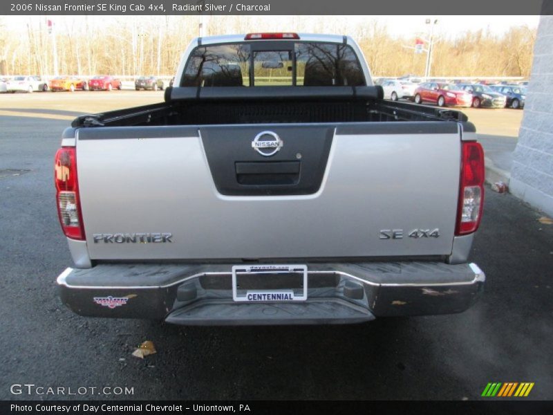 Radiant Silver / Charcoal 2006 Nissan Frontier SE King Cab 4x4