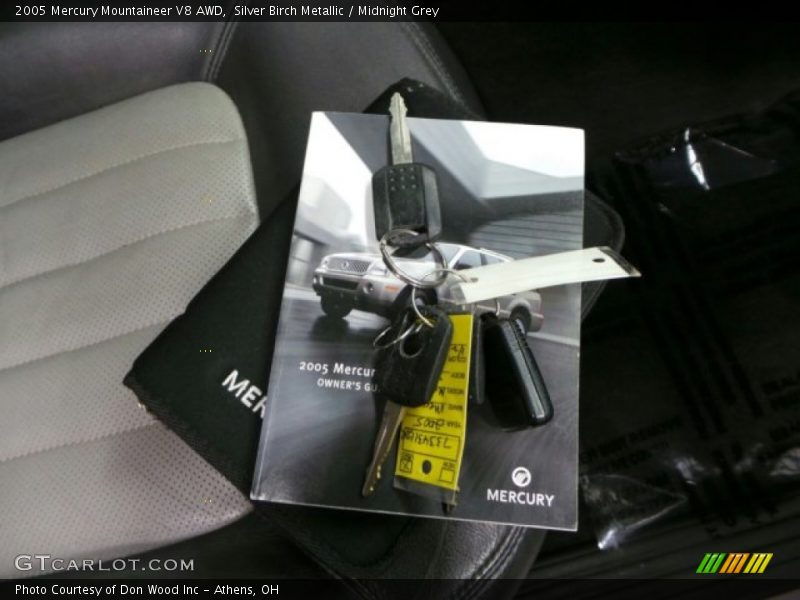 Silver Birch Metallic / Midnight Grey 2005 Mercury Mountaineer V8 AWD