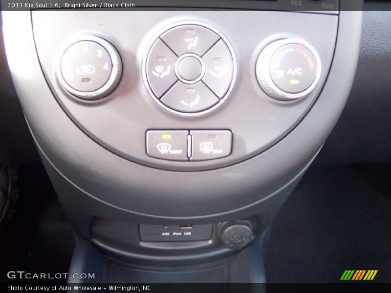 Bright Silver / Black Cloth 2013 Kia Soul 1.6