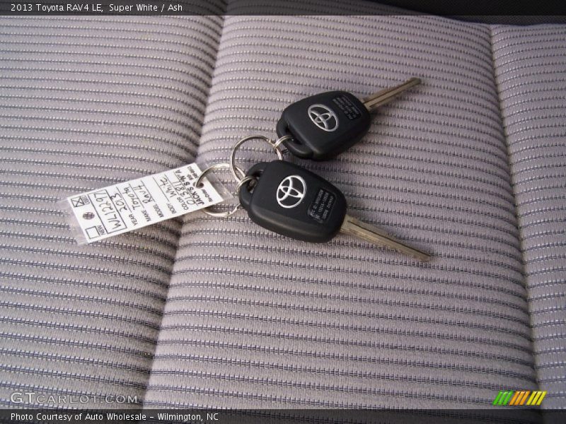 Super White / Ash 2013 Toyota RAV4 LE