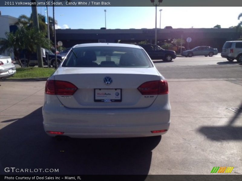 Candy White / Titan Black 2011 Volkswagen Jetta SE Sedan