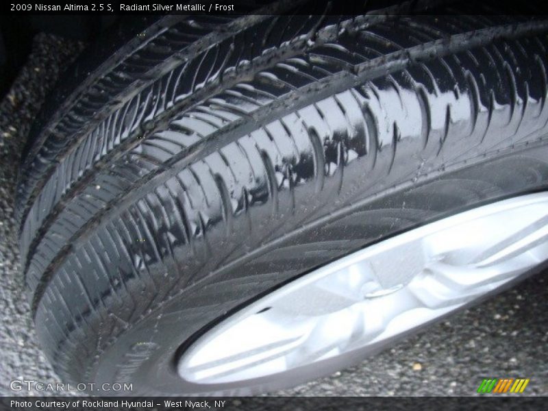 Radiant Silver Metallic / Frost 2009 Nissan Altima 2.5 S