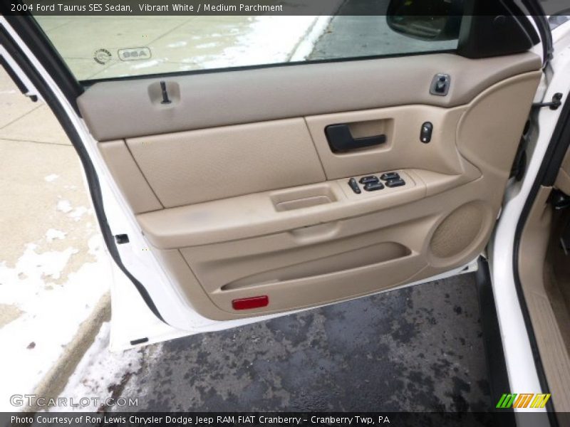 Vibrant White / Medium Parchment 2004 Ford Taurus SES Sedan