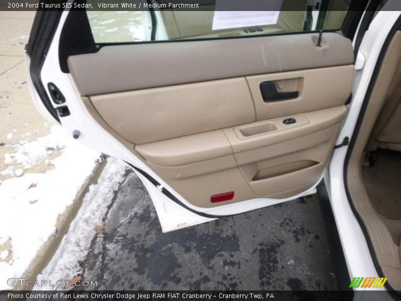 Vibrant White / Medium Parchment 2004 Ford Taurus SES Sedan