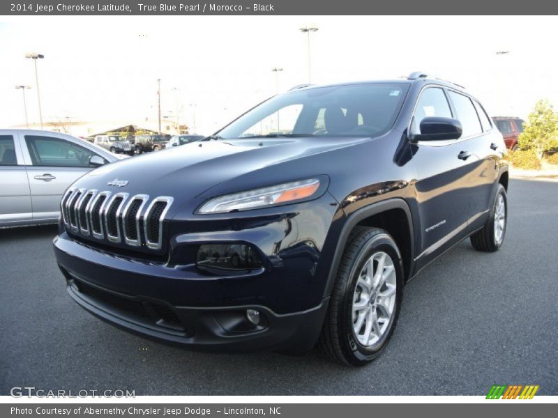 Front 3/4 View of 2014 Cherokee Latitude