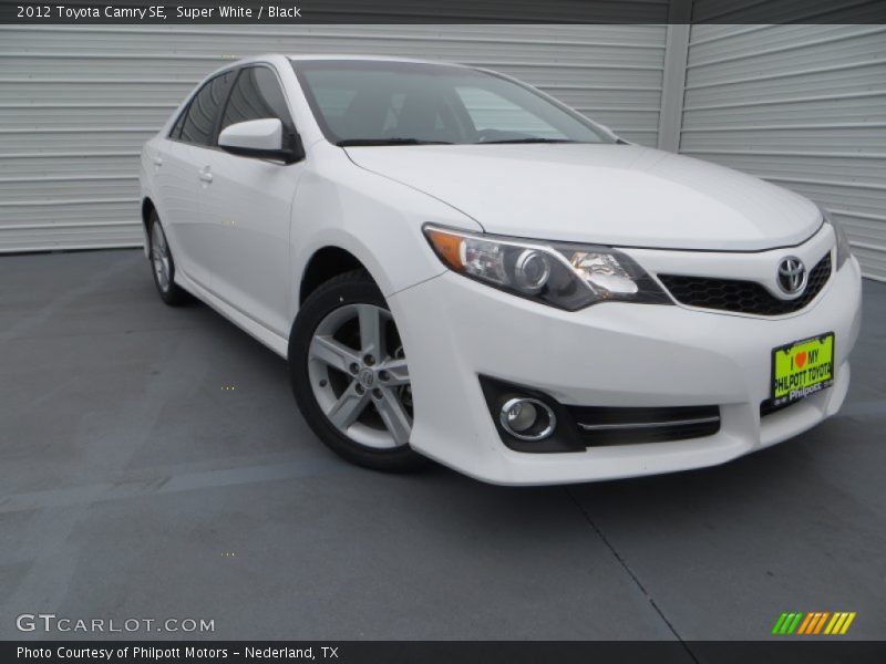 Super White / Black 2012 Toyota Camry SE