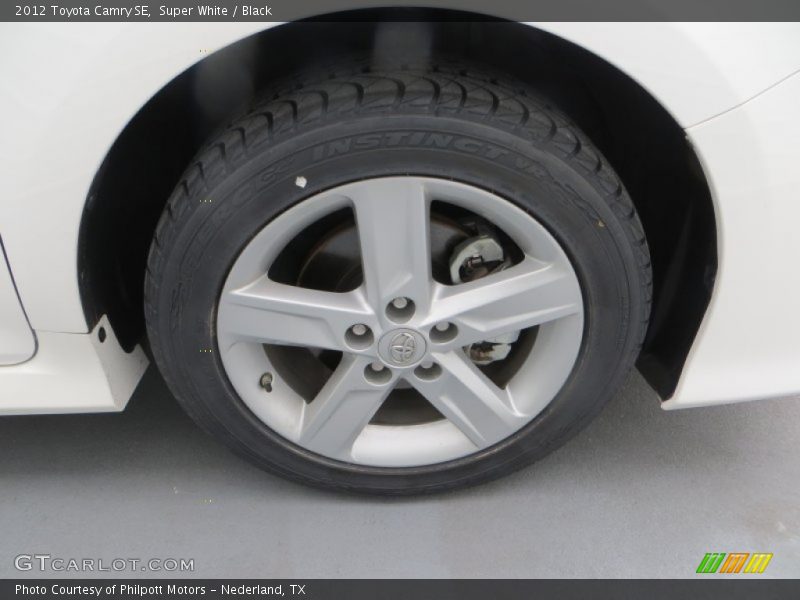 Super White / Black 2012 Toyota Camry SE