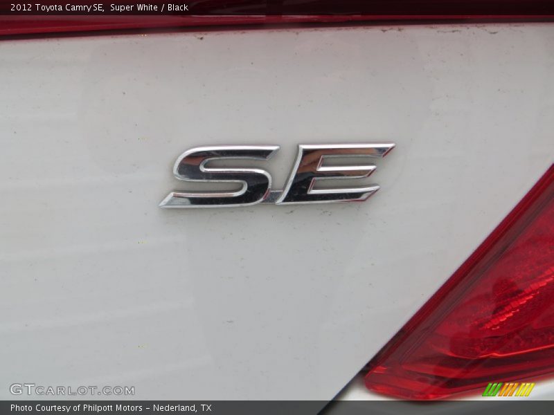 Super White / Black 2012 Toyota Camry SE