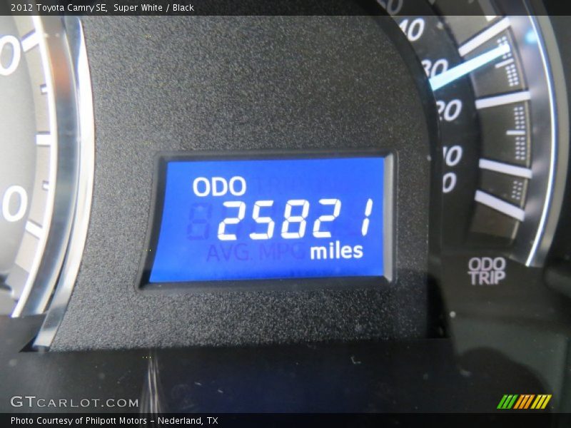 Super White / Black 2012 Toyota Camry SE