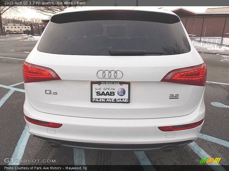 Ibis White / Black 2012 Audi Q5 3.2 FSI quattro