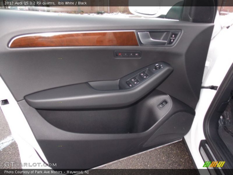 Ibis White / Black 2012 Audi Q5 3.2 FSI quattro