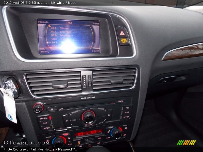 Ibis White / Black 2012 Audi Q5 3.2 FSI quattro