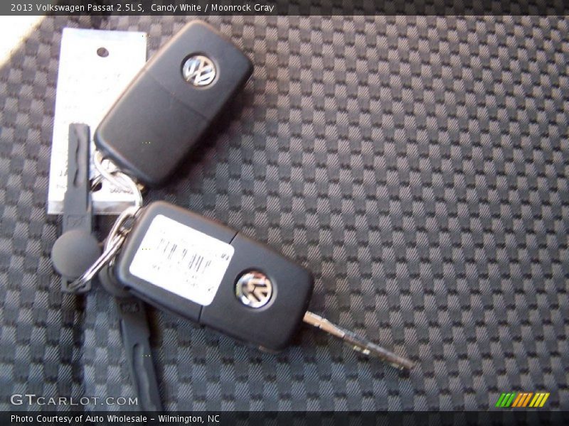 Candy White / Moonrock Gray 2013 Volkswagen Passat 2.5L S