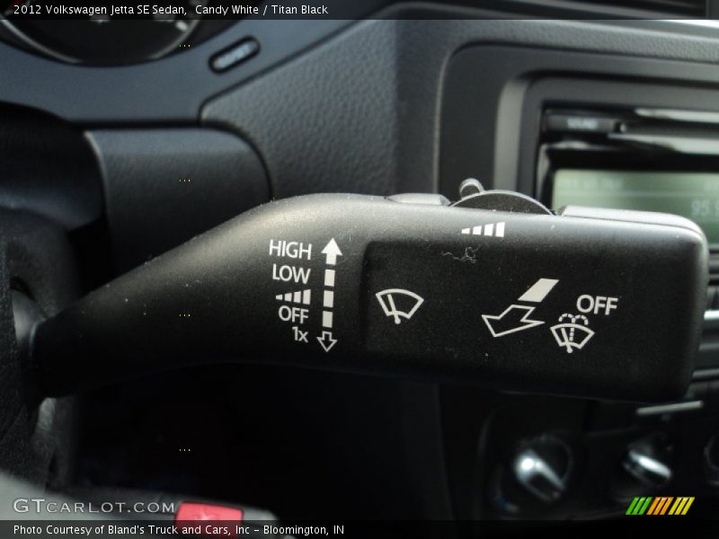Candy White / Titan Black 2012 Volkswagen Jetta SE Sedan