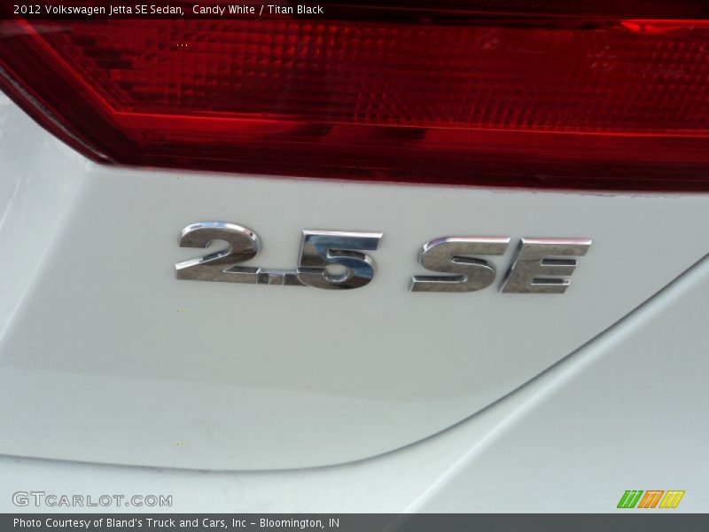 Candy White / Titan Black 2012 Volkswagen Jetta SE Sedan