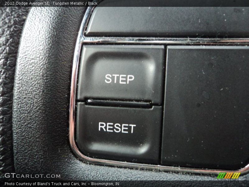 Tungsten Metallic / Black 2012 Dodge Avenger SE